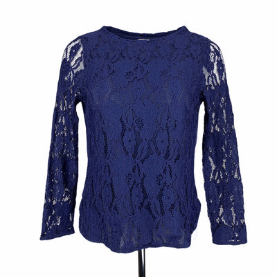 H&amp;M 10$ to 25$
16.5&quot; Chest
22&quot; Length
Excellent Condition
Floral Print
H&amp;M
Lace Detail
Long Sleeve Top
Navy
Size Small
Tops
W0039-1488
Women