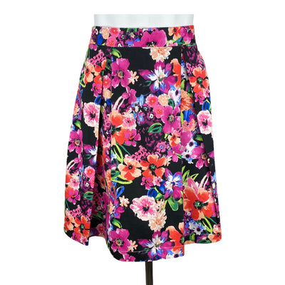 89th &amp; Madison 10$ to 25$
21&quot; Length
28&quot; Waist
89th &amp; Madison
Casual Skirt
Excellent Condition
Floral Print
Green
Pink
Size 6
Skirts
W0093-3472
White
Women
Zip Up