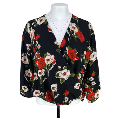 Colori 10$ to 25$
22.5&quot; Chest
25&quot; Length
Black
Colori
Excellent Condition
Floral Print
Long Sleeve Blouse
Low Front / High Back
Pink
Quebec
Red
Size Medium
Tops
V Neckline
W0081-3061
Women
Wrap Top