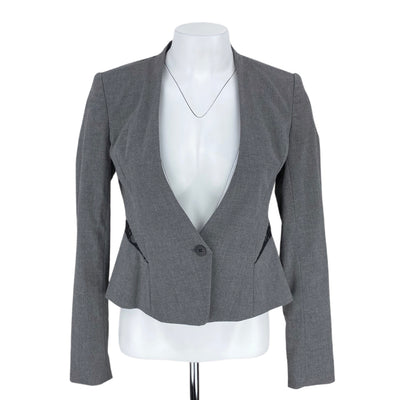 1. State 1. State
10$ to 25$
15.5&quot; Chest
20&quot; Length
Black
Blazer
Coats &amp; Jackets
Excellent Condition
Grey
Padded Shoulders
Size 2
W0098-3663
Women