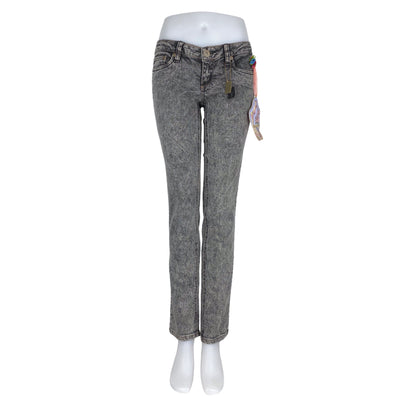Dollhouse 25$ to 50$
30.5&quot; Waist
37&quot; Length
_label_New With Tags
Bronze
Dollhouse
Grey
Jeans
New With Tags
Size 7
W0046-1772
Women