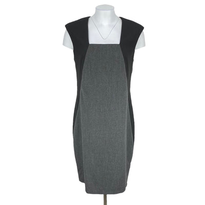 Unbranded 10$ to 25$
18&quot; Chest
37&quot; Length
Black
Casual Dress
Dresses
Excellent Condition
Grey
Padded Shoulders
Size Medium
Unbranded
W0092-3457
Women
Zip Up