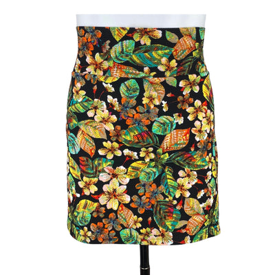 V&amp;X 10$ to 25$
17&quot; Length
31.5&quot; Waist
Black
Casual Skirt
Excellent Condition
Floral Print
Green
Red
Size Medium
Skirts
V&amp;X
W0097-3620
Women