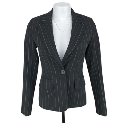 Suzy Shier 10$ to 25$
16.5&quot; Chest
23&quot; Length
Black
Blazer
Canada
Coats &amp; Jackets
Excellent Condition
Pinstripe Print
Size 0
Suzy Shier
W0078-2960
White
Women